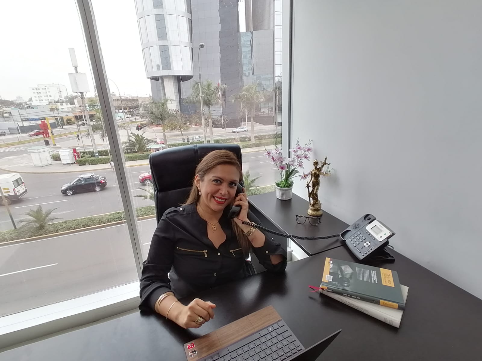 Conversando con cliente en una oficina